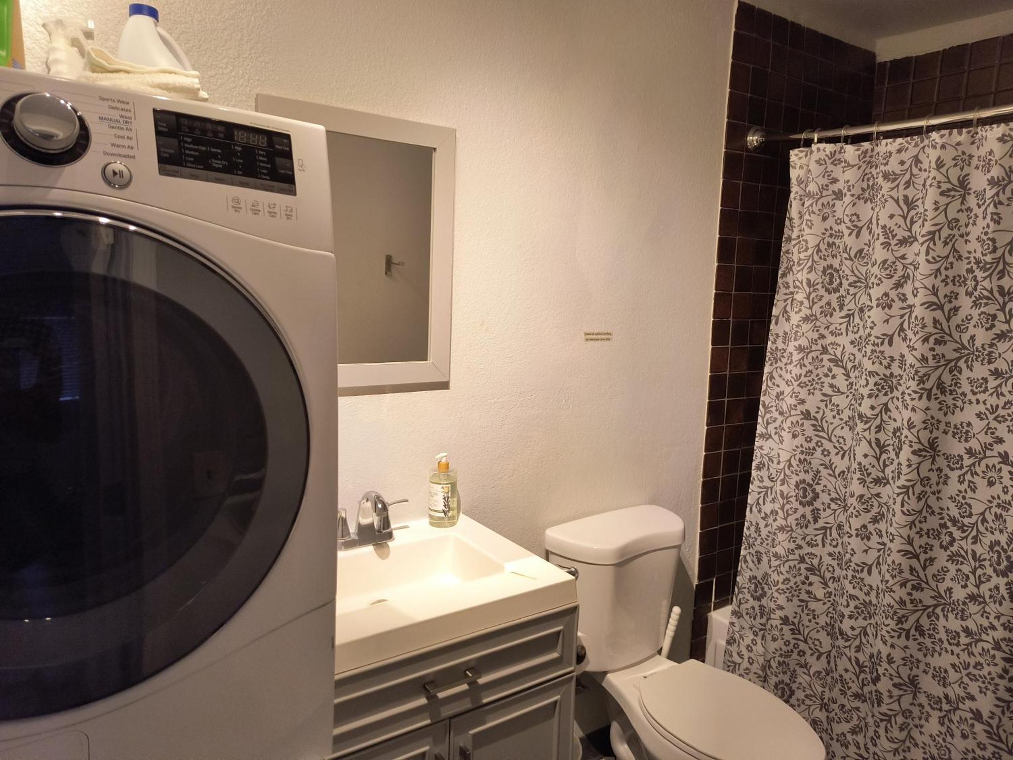 1 Bdrm Bathroom Apartment *